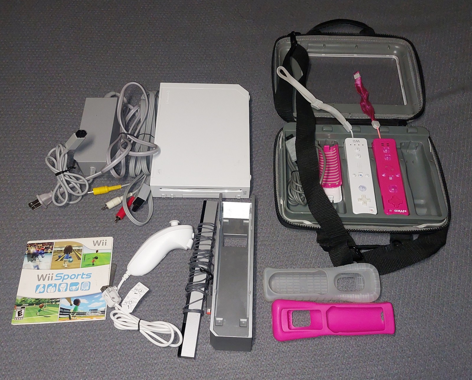 Nintendo Wii Console With Wii game party 2 disc System 2 Controller power box