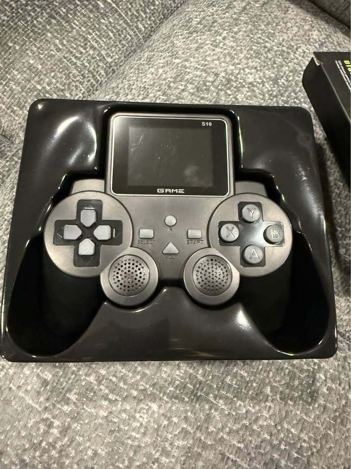 S10 MINI VIDEO GAME CONSOLE – 520 GAMES, DUAL CONTROLLER, AV OUTPUT