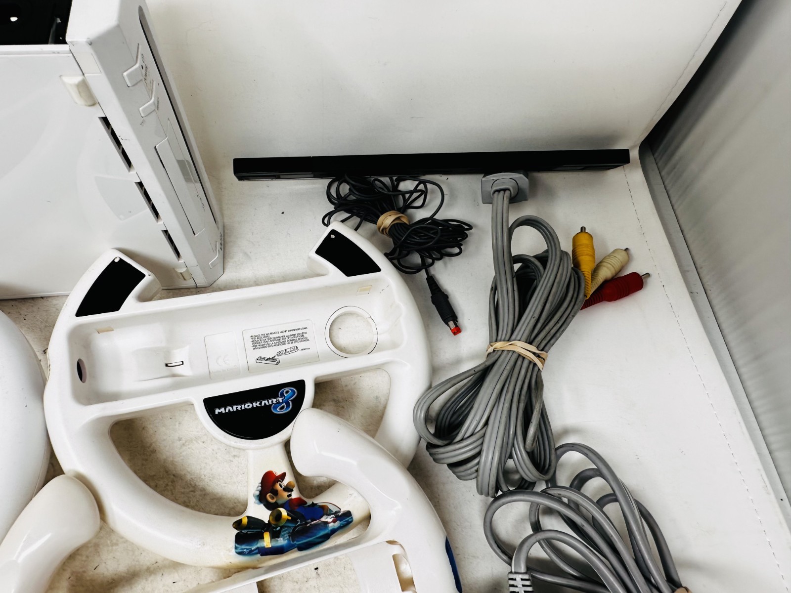 Nintendo Wii Console Lot – 4 Controllers 4 Nunchucks w/ Mario Super Galaxy WORKS