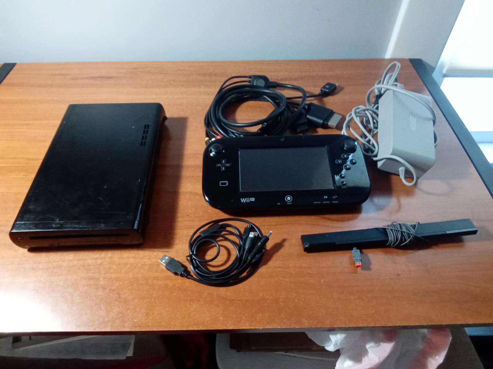 Nintendo Wii U 32GB Console Deluxe Set – Black w/ Cables Gamepad Etc *TESTED*