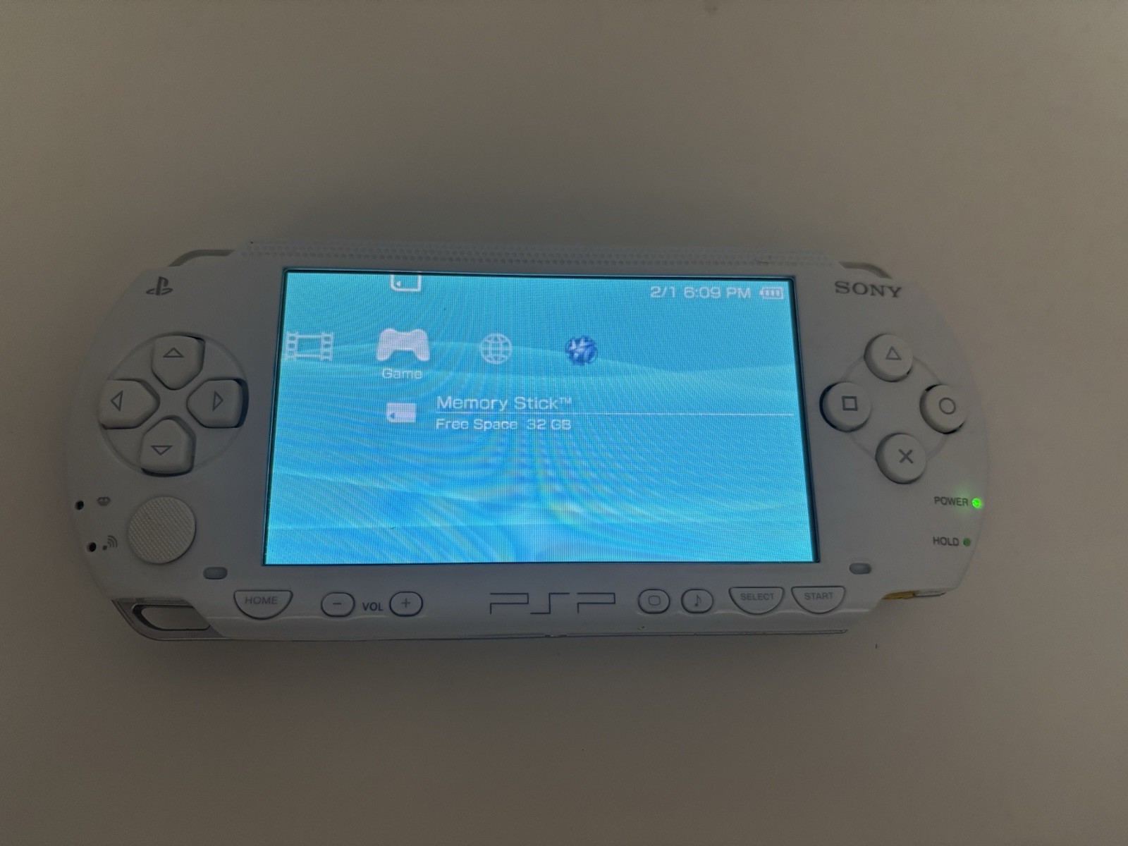 Sony PSP White with 28 downloaded games god of war, DBZ MC3