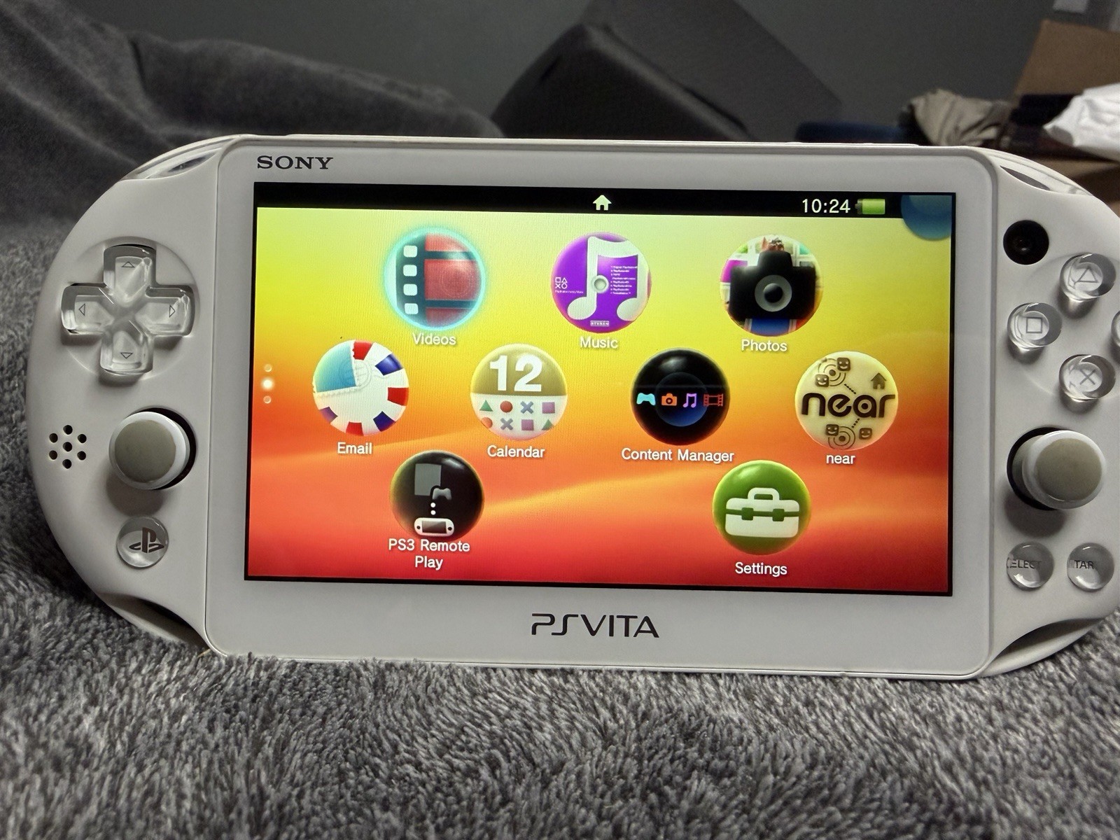 Sony PS Vita PCH-2000 ZA12 White Handheld System Wi-Fi 1GB NTSC-J CIB