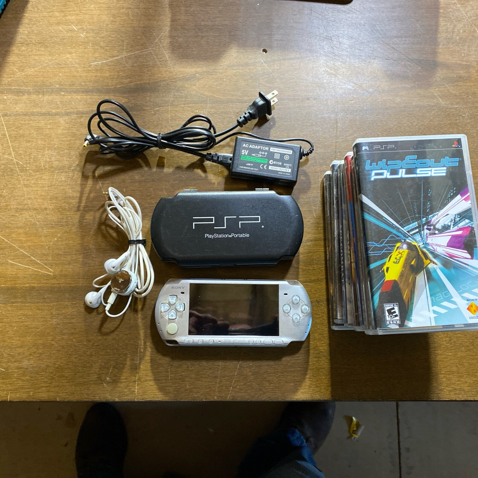 Sony PSP 3001 Silver Platinum System & Accessories Bundle works but no battery.