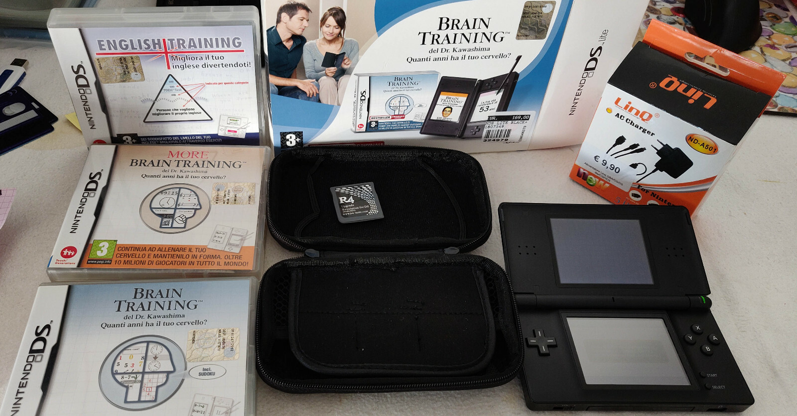NINTENDO DS LITE BLACK + CHARGER + CASE + 3 GAMES + R4 CARD