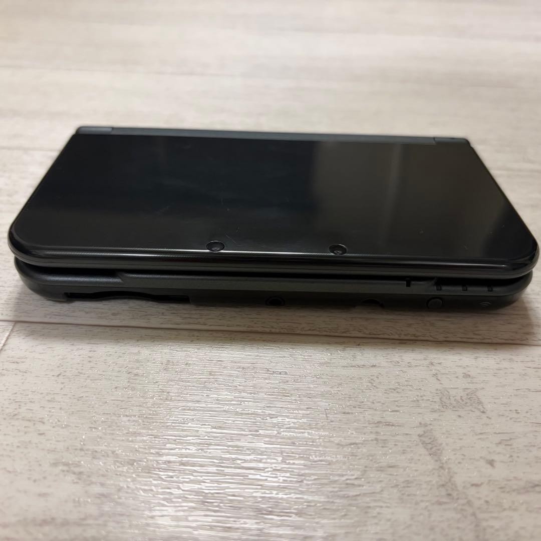 New Nintendo 3DS LL Metallic Black includes charging cable