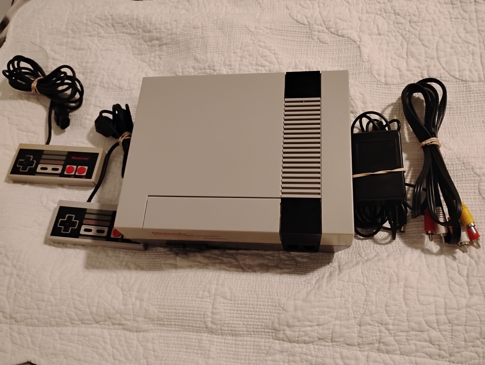 Nintendo NES Console 2 Controllers, Power Supply, AV Cable B
