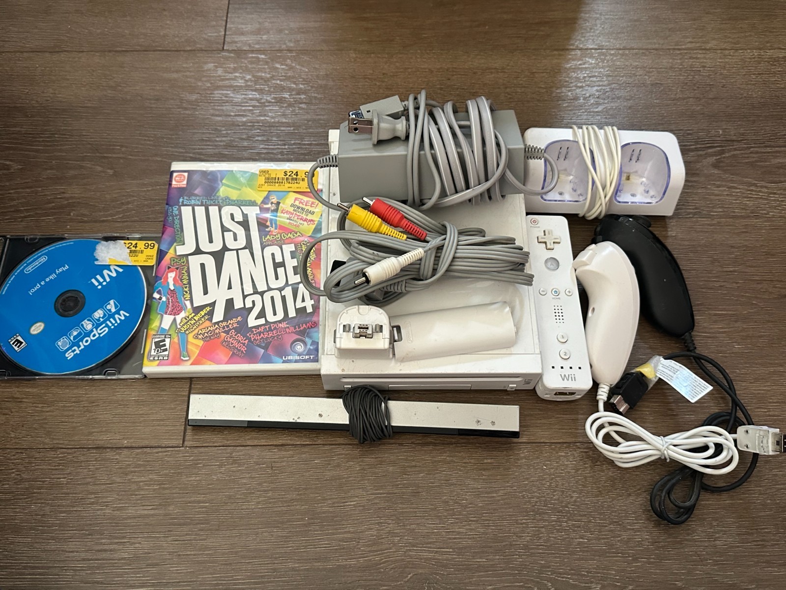 Nintendo Wii RVL-101 (USA) White Console + 2 Games & Accessories