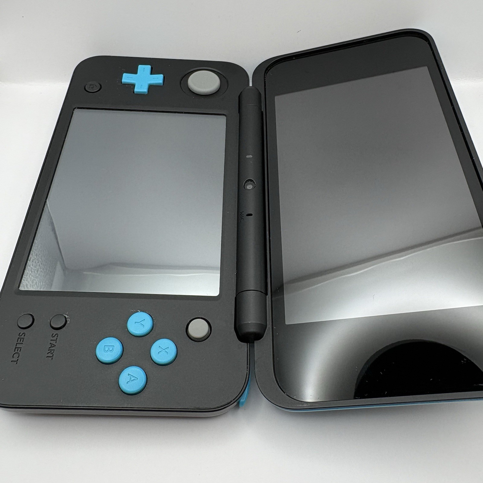NEW NINTENDO 2DS XL 4GB BOXED – BLACK/TURQUOISE + ACCESSORIES
