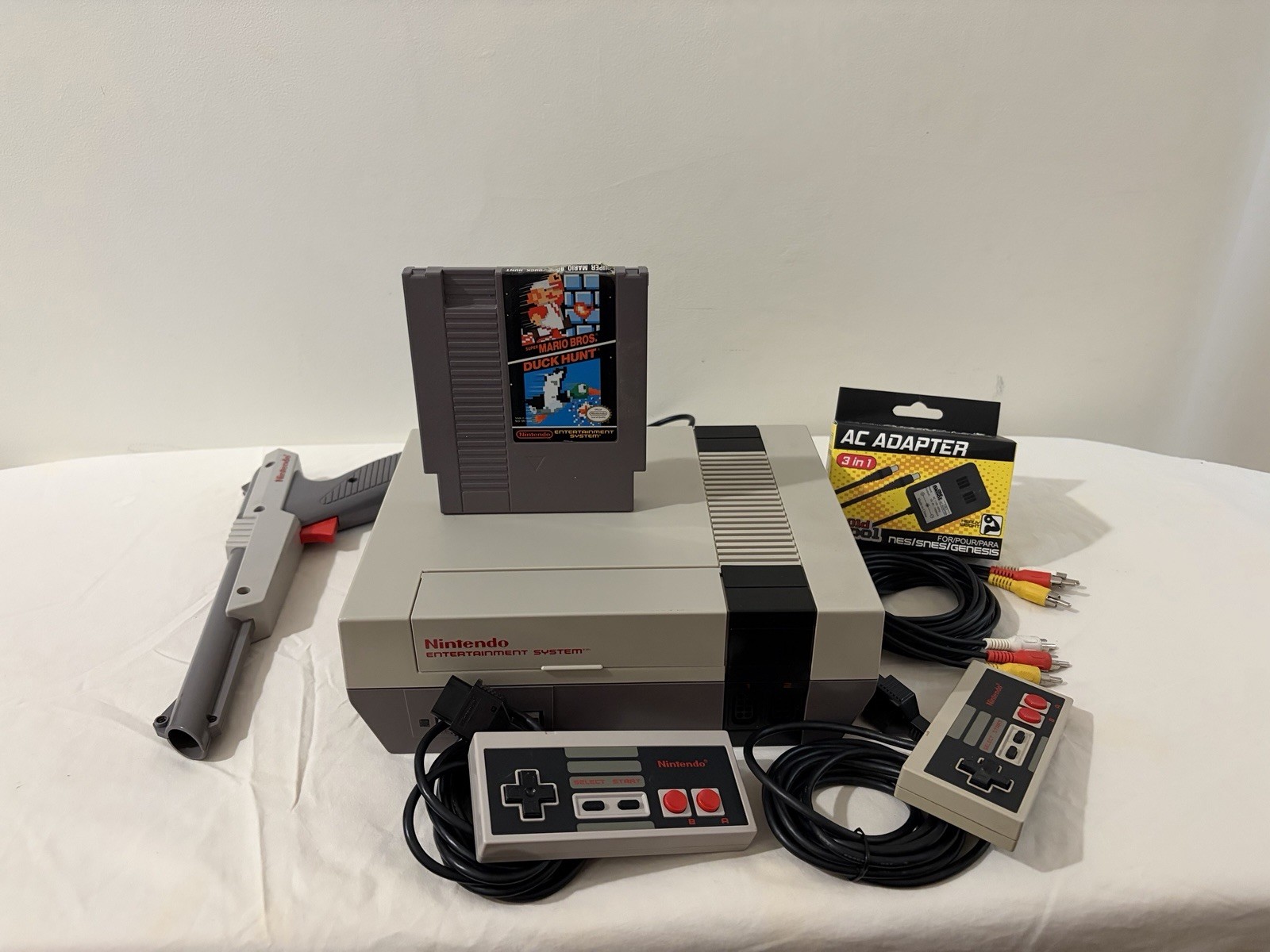 Nintendo NES-001 Console Bundle 2 Controllers Zapper Mario Duck Hunt Tested READ