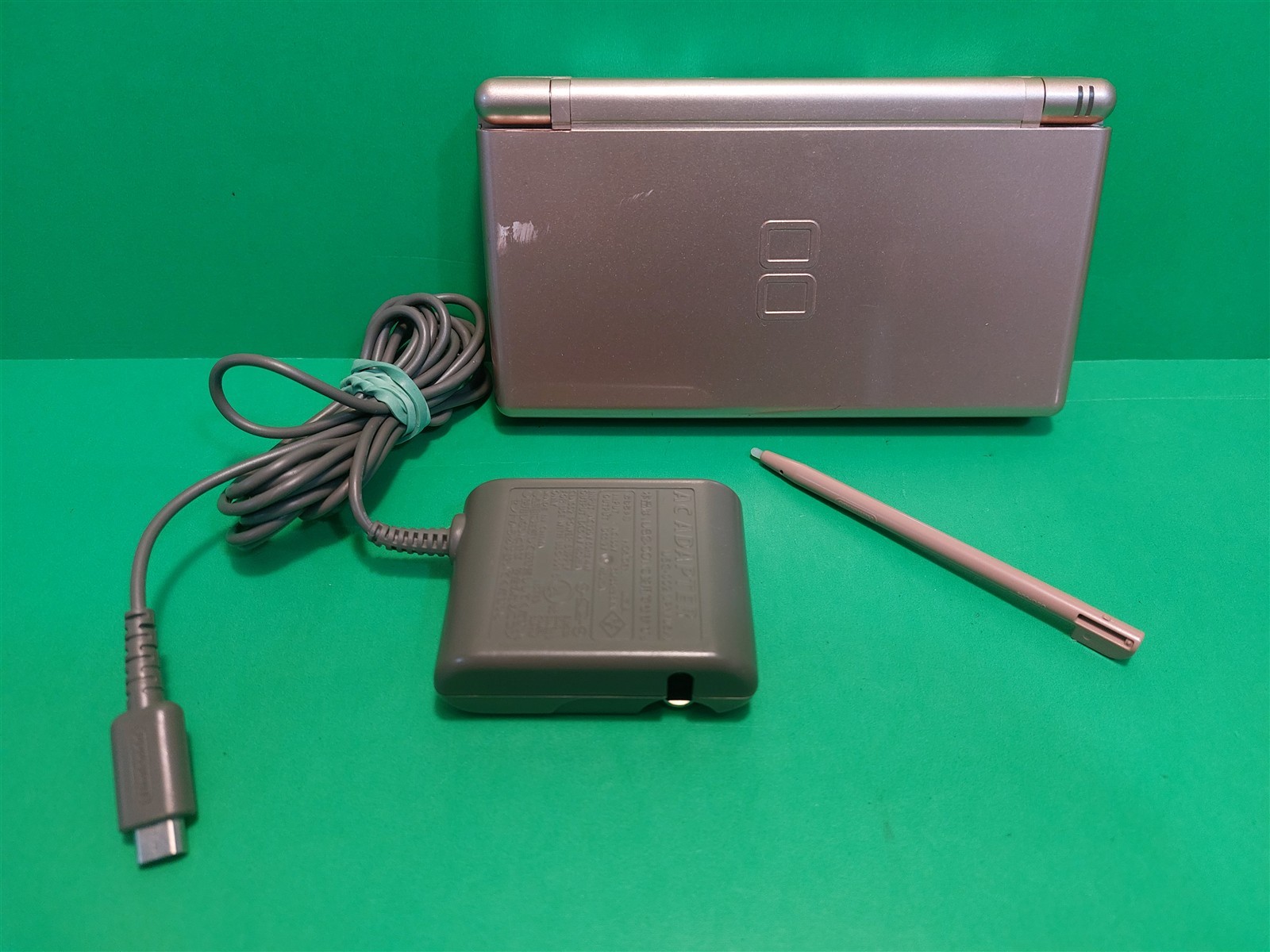 NINTENDO DS LITE HANDHELD GAME CONSOLE SYSTEM C/USG-USA-1 METALLIC ROSE PINK