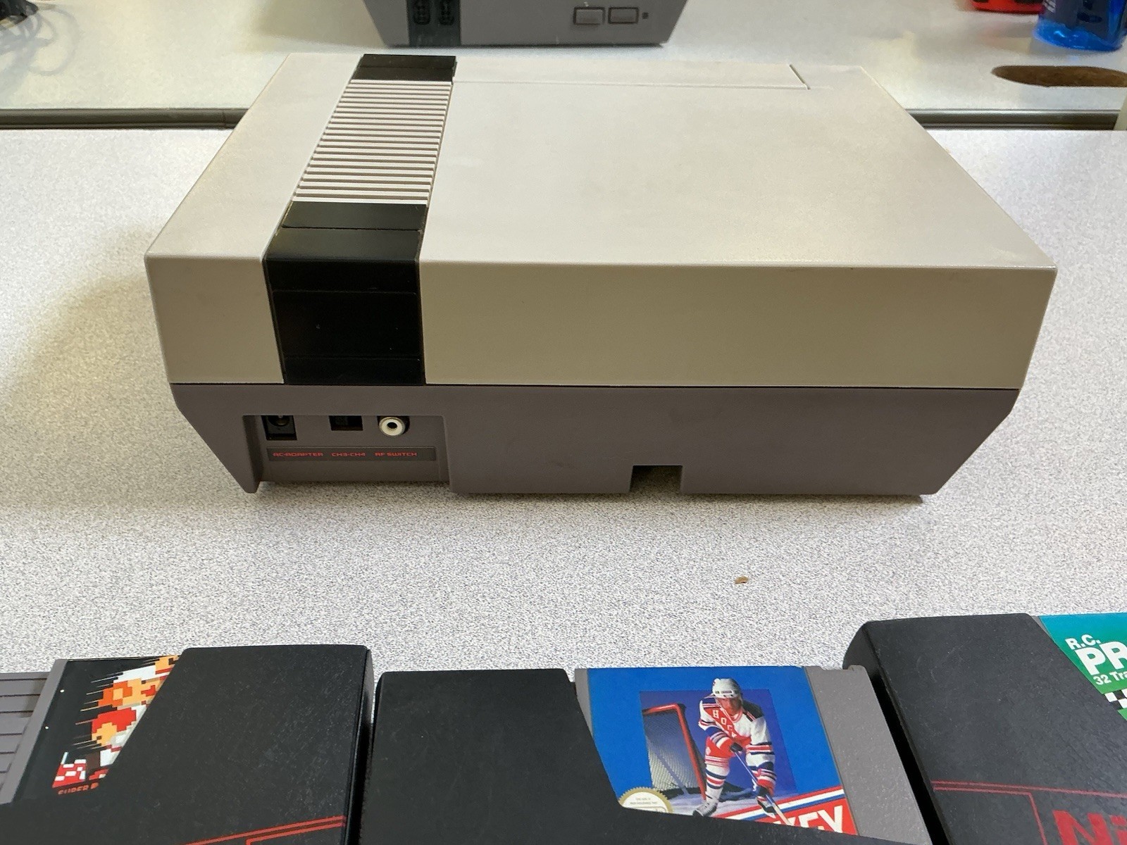 Nintendo Entertainment System Console 2 Controllers, Zapper, 3 Games Super Mario