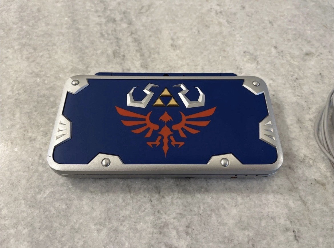 Special Edition Hylian Shield 2ds XL With Zelda a Link Between Worlds & Charger