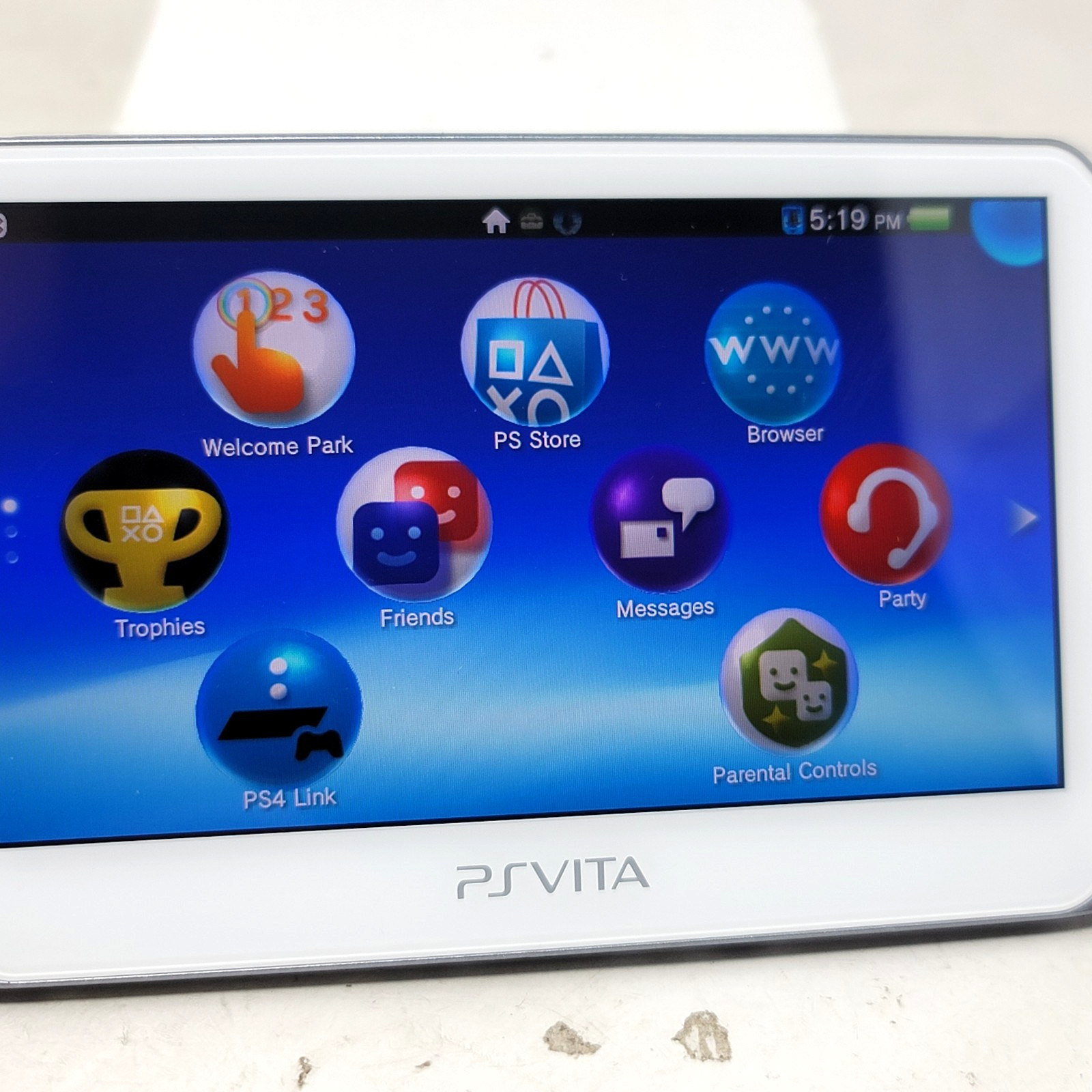 Sony PlayStation PS Vita PCH-1000/1001 White WIFI w Charger 4GB Region Free