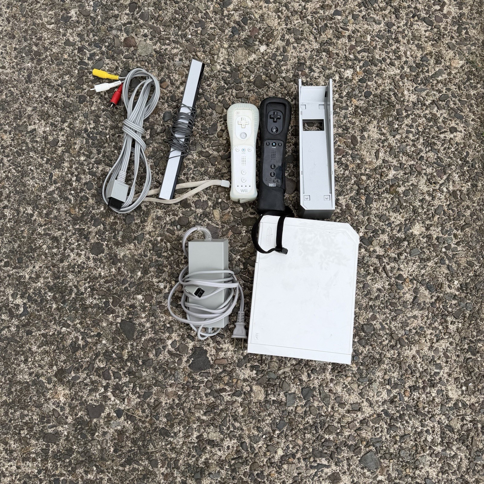 Nintendo Wii RVL-001(USA) Console Bundle – White