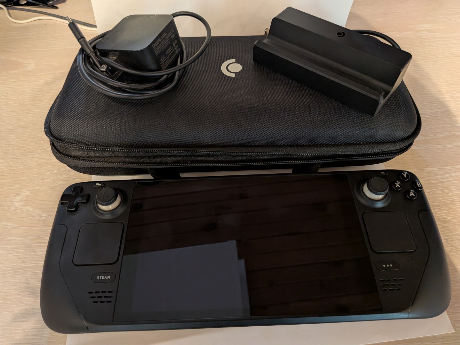 Steam deck 64gb LCD. With OEM Charger, Case And Steam Dock! Great condition!