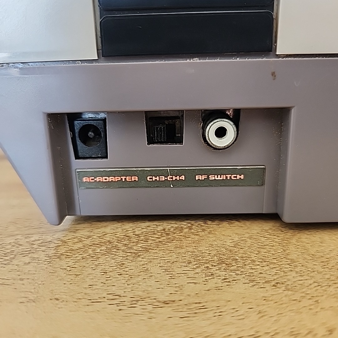 Nintendo NES Console System OEM w/ 2 Controllers Zapper RF Switch Power NES-001