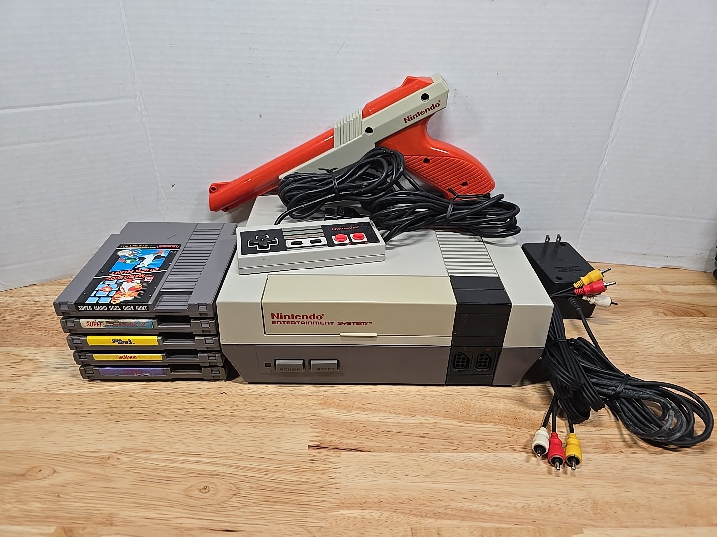 Nintendo NES Console 5 Games. Mario 1, 2, 3, Tetris Zapper New 72 Pin Connector