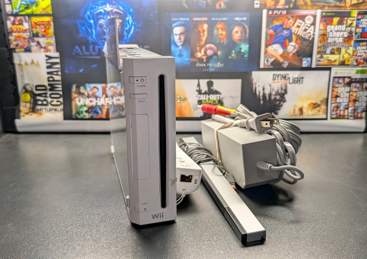 Nintendo Wii with 32 wii + 35 GameCube+60 GBA/C Games with remote