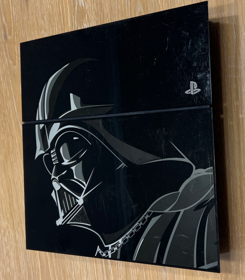 PlayStation PS4 DARTH VADER STAR WARS + 3 Controllers + Cables (No HDMI Output)