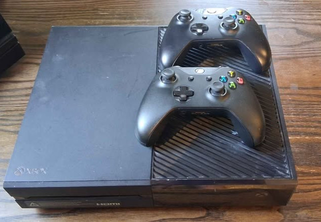 Microsoft Xbox One Console Bundle – Cables, Controllers, Games, Accessories