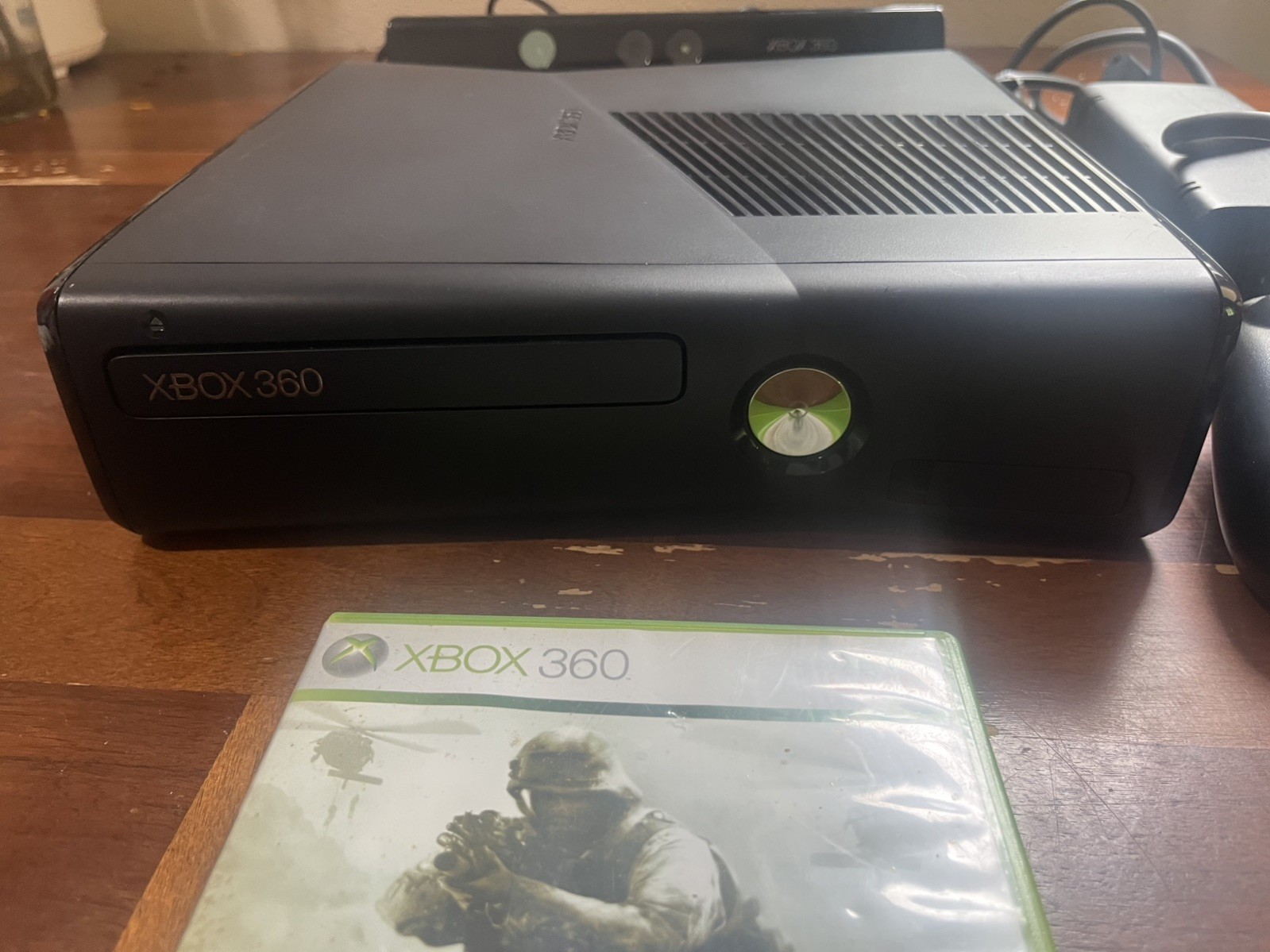 Xbox 360 Console with kinect Box 2 controllers and call of duty mw2