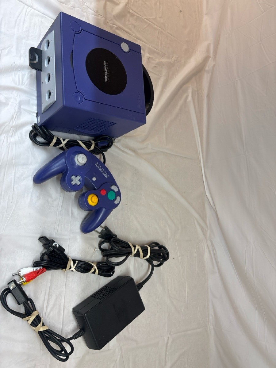 NINTENDO GAMECUBE DOL-001(USA) WITH CORDS AND CONTROLLER (J31005298)