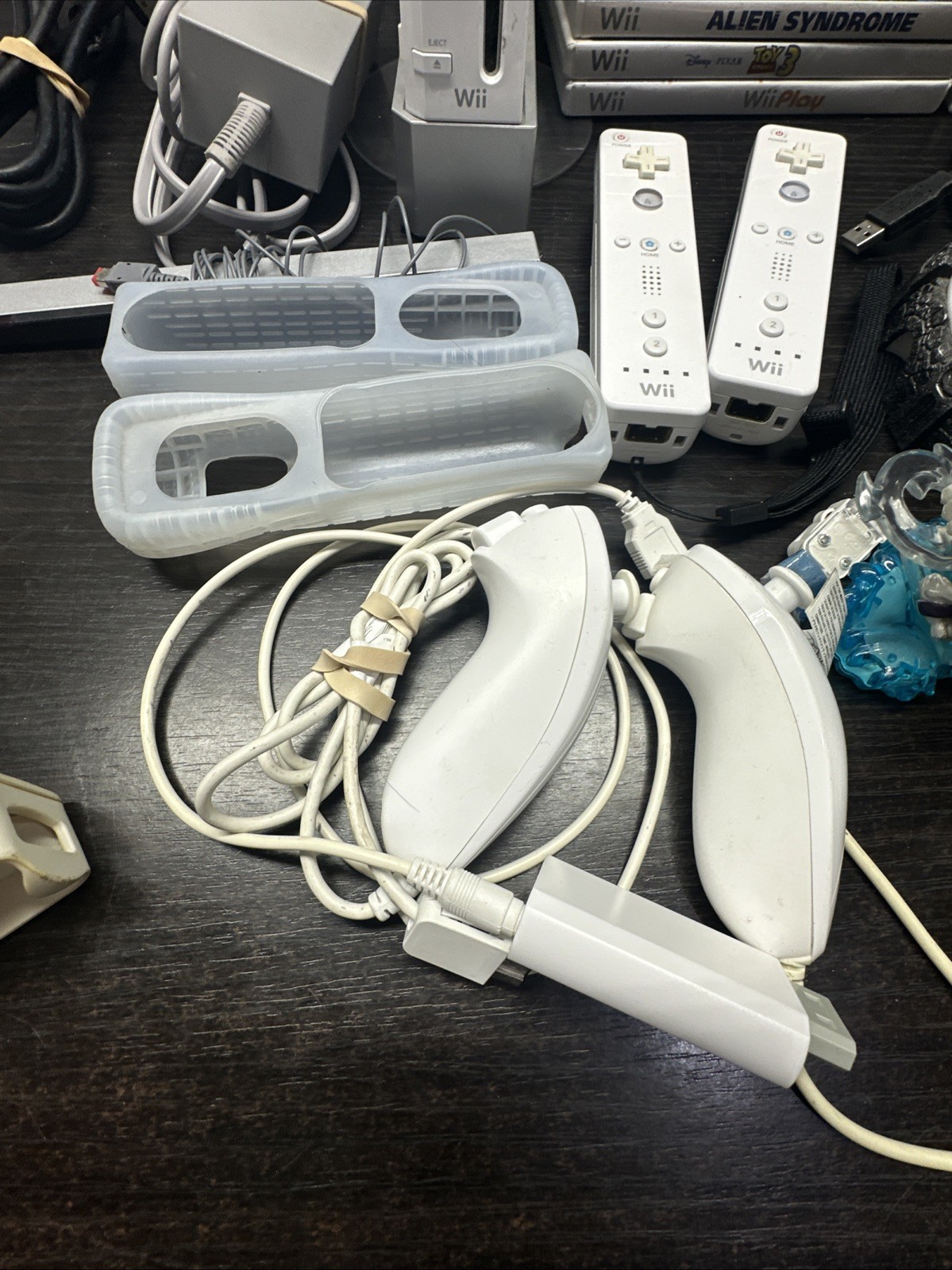 Nintendo Wii Game System Console with 2-REMOTES Bundle ALSO PLAYS GAMECUBE Games