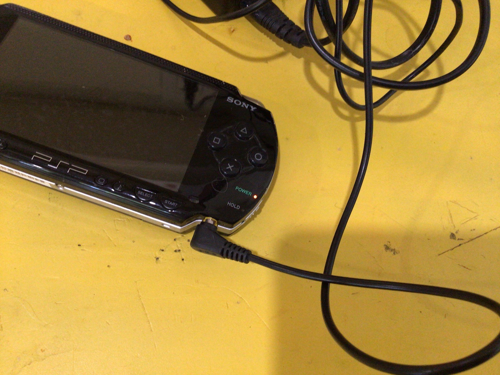 PSP 1001 Sony handheld console with 5 games and charger