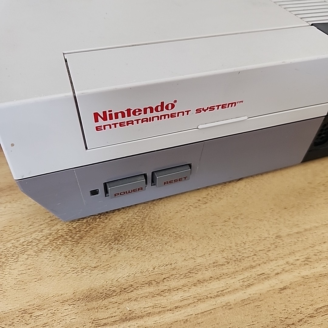 Nintendo NES Console System OEM w/ 2 Controllers Zapper RF Switch Power NES-001