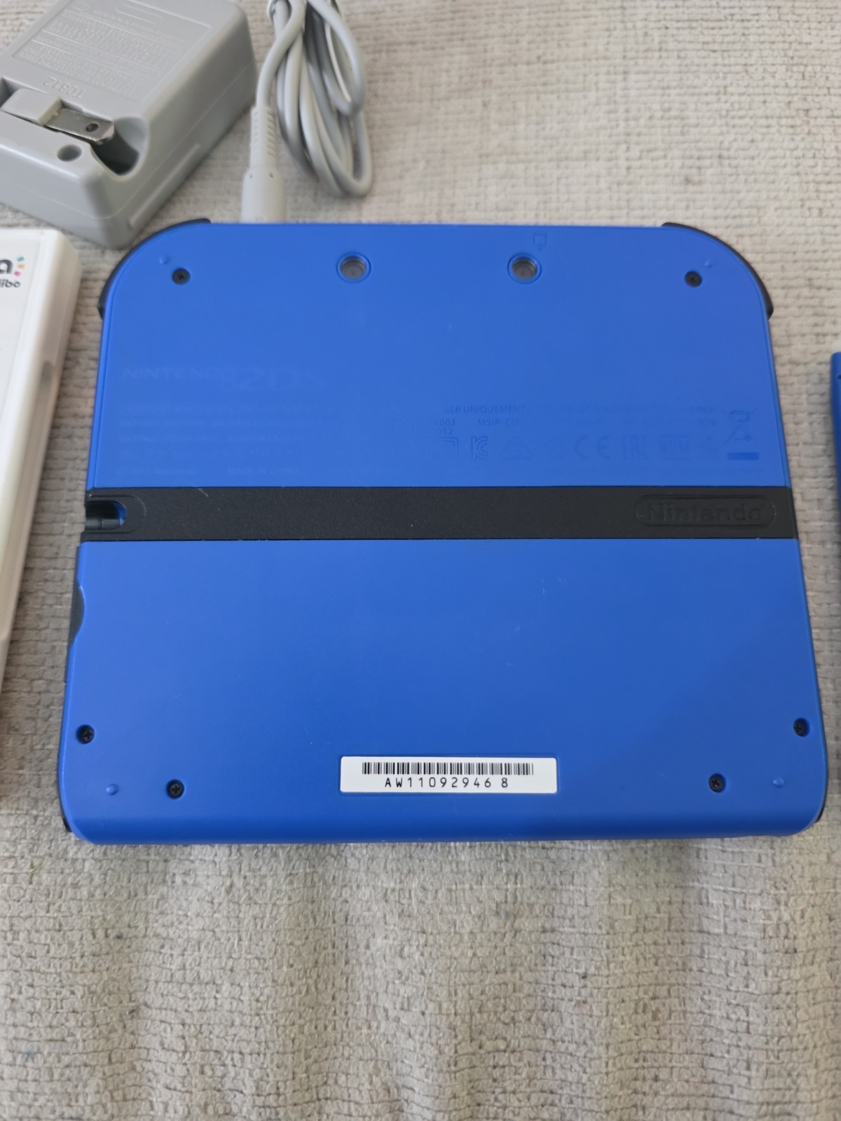 Nintendo 2DS Electric Blue 2 Gaming Handheld Nintendo DS W/Charger/Stylus/Game