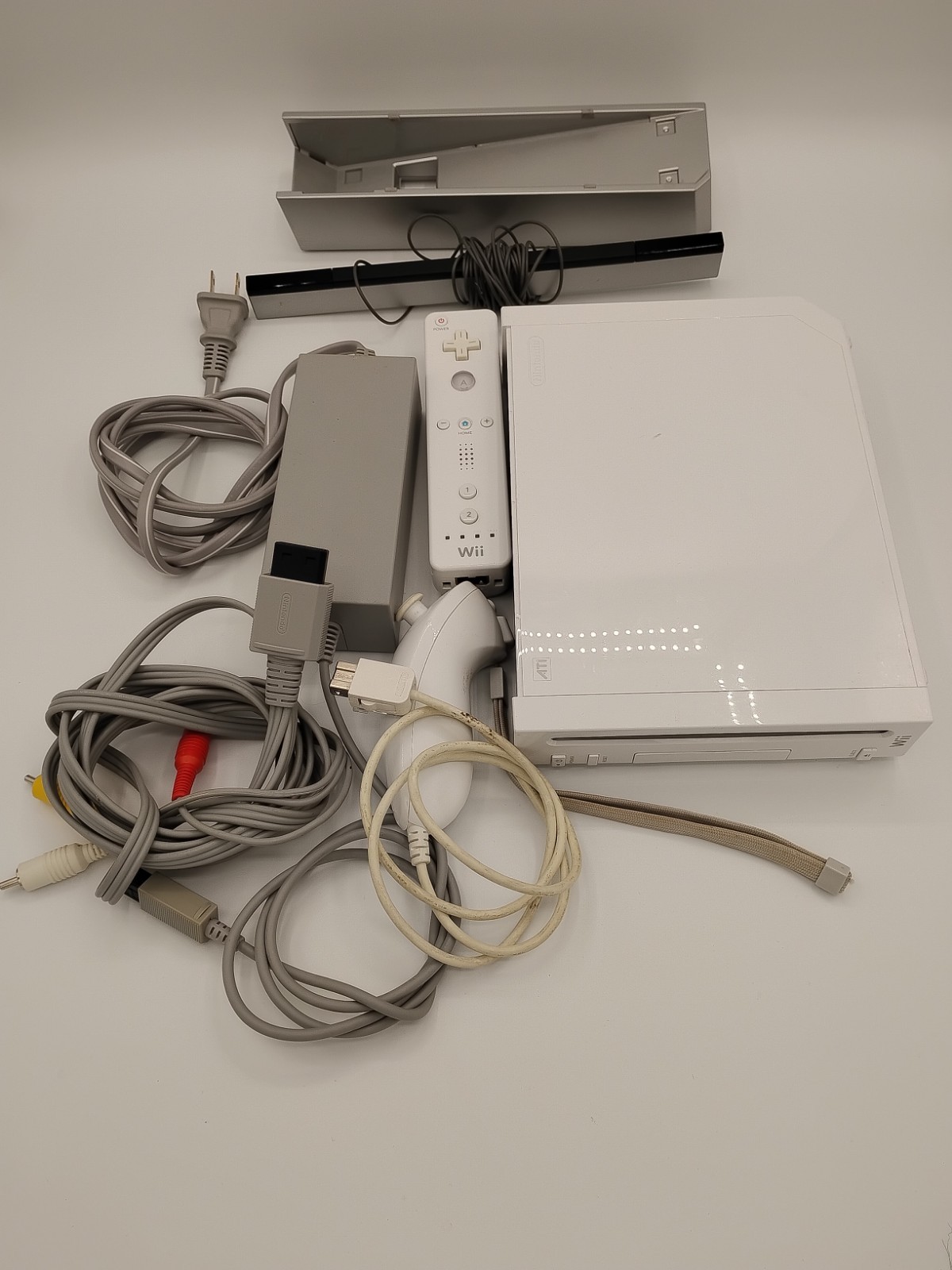 Nintendo Wii RVL-001 White Console Bundle with Controller Nunchuck Cords