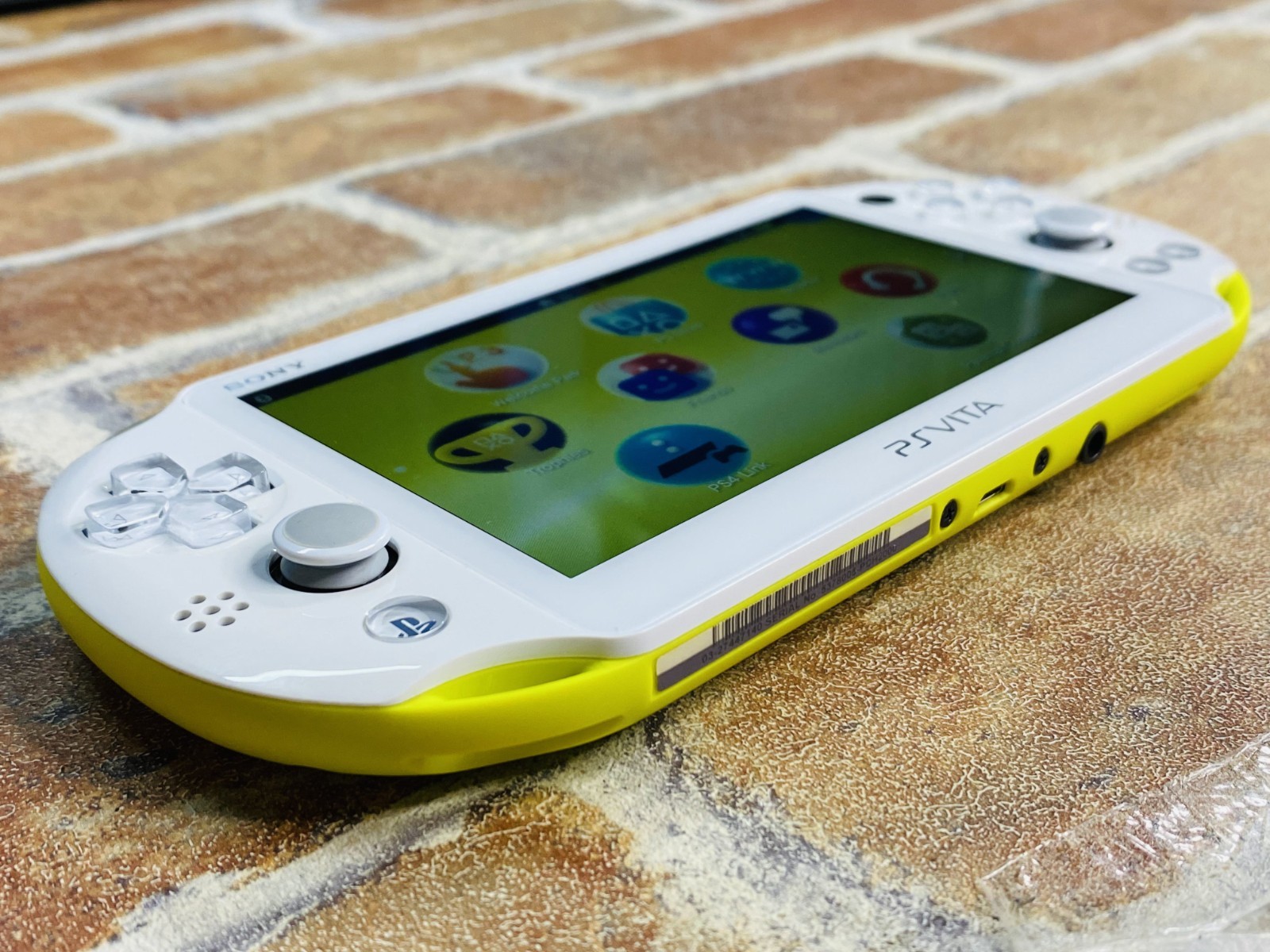 Sony PS Vita Lime Green/White PCH 2000 ZA13 Playstation Charger 16GB Tested Ex