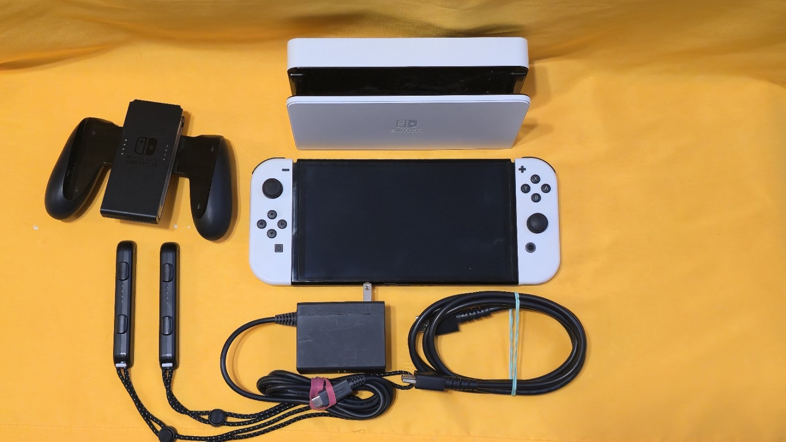 Nintendo Switch OLED 64GB With White Joy-Cons Handheld Console Excellent
