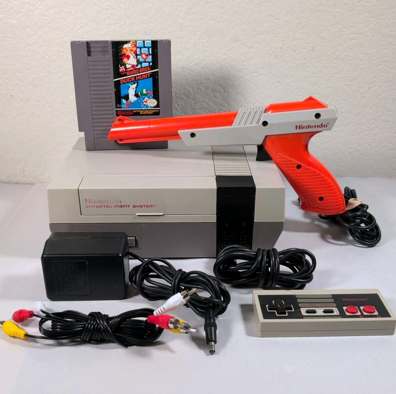 Nintendo NES-001 Console W/ Mario Duck Hunt Controller Light Gun Tested Working