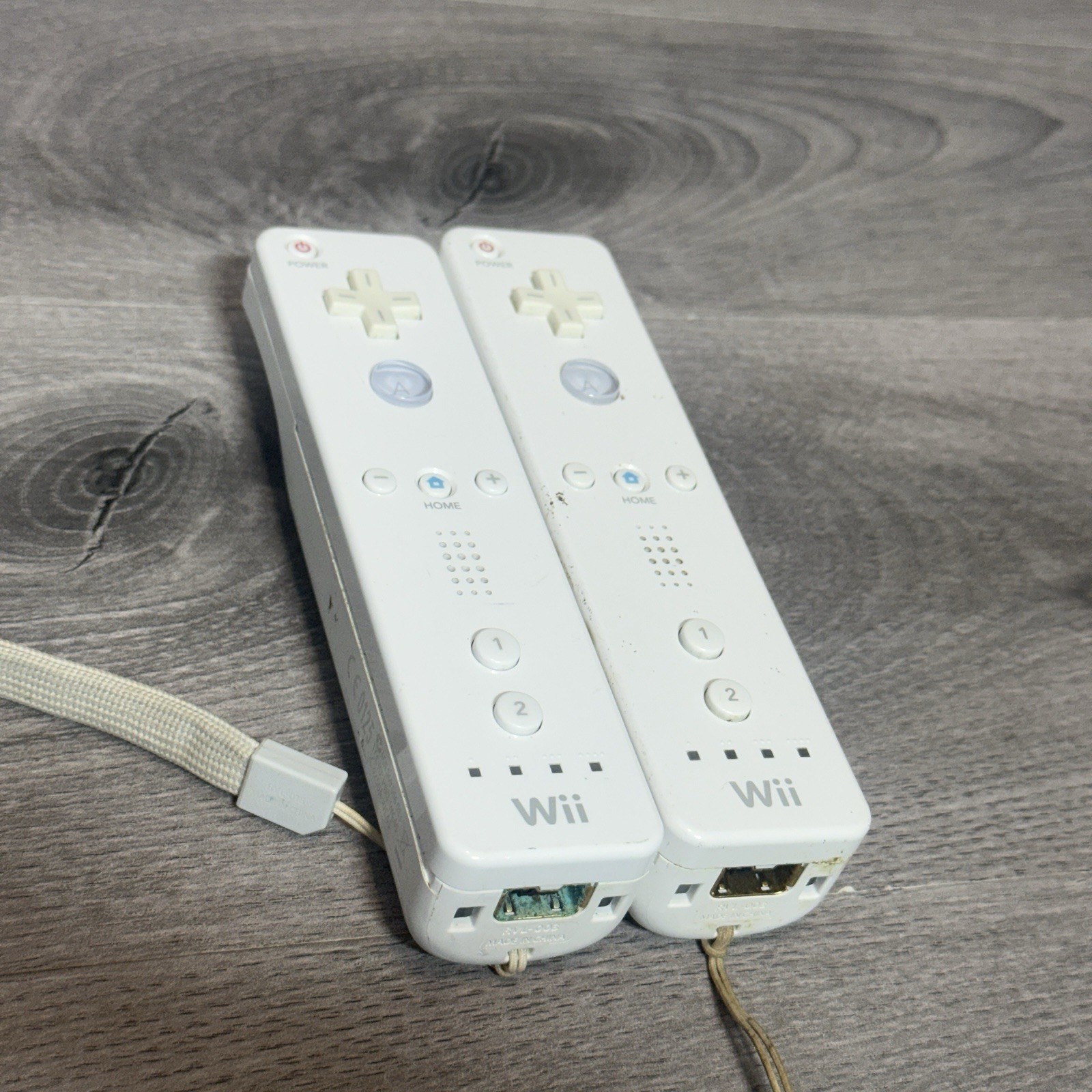 Nintendo Wii Console White RVL-001 2 Remotes FOR PARTS Broken Disc Reader
