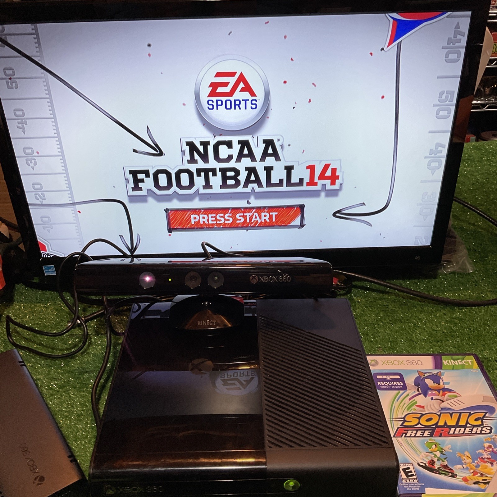 Xbox 360 4GB Kinect Bundle Box – Games Kinect Sports, Adventure, NCAA 14 + Sonic