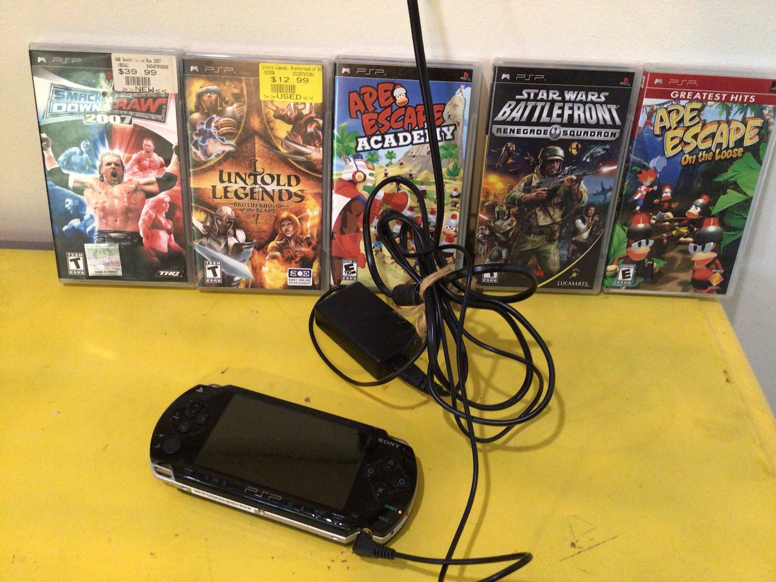 PSP 1001 Sony handheld console with 5 games and charger