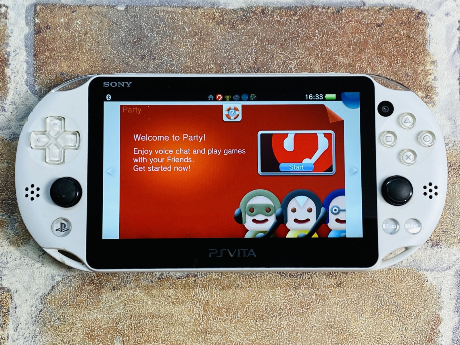 PS Vita Glacier White PCH-2000 SONY PlayStation Japan 8GB Charger 2 Games DDP