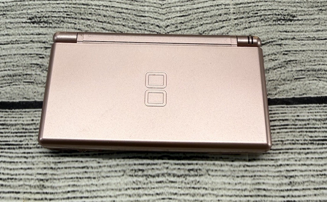 Nintendo DS Lite System Metallic Pink Best Friends Edition Paw Print UNTESTED
