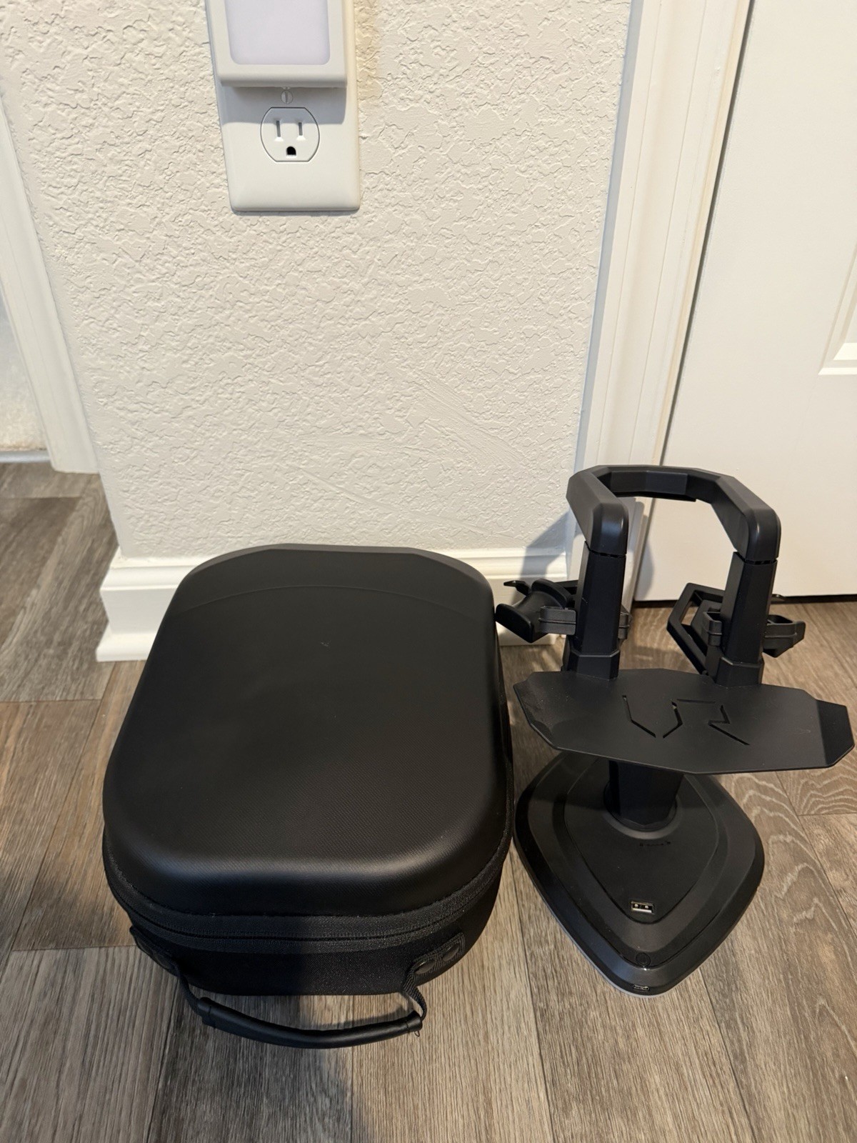 Meta Quest 2 (128GB) + Charging Dock + Carrying Case + Accessories