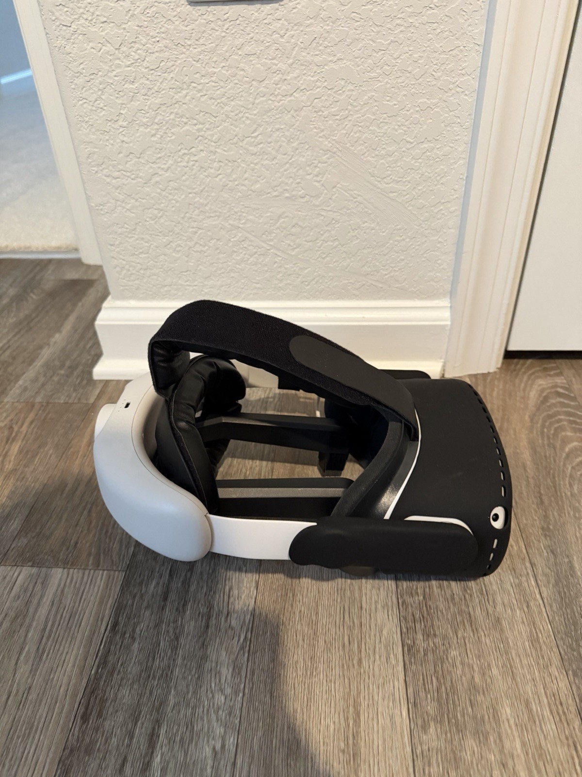 Meta Quest 2 (128GB) + Charging Dock + Carrying Case + Accessories