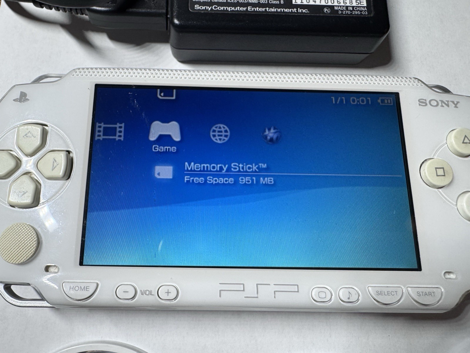 Sony PSP-1000 White Console Works&Ready to play (Please read description)