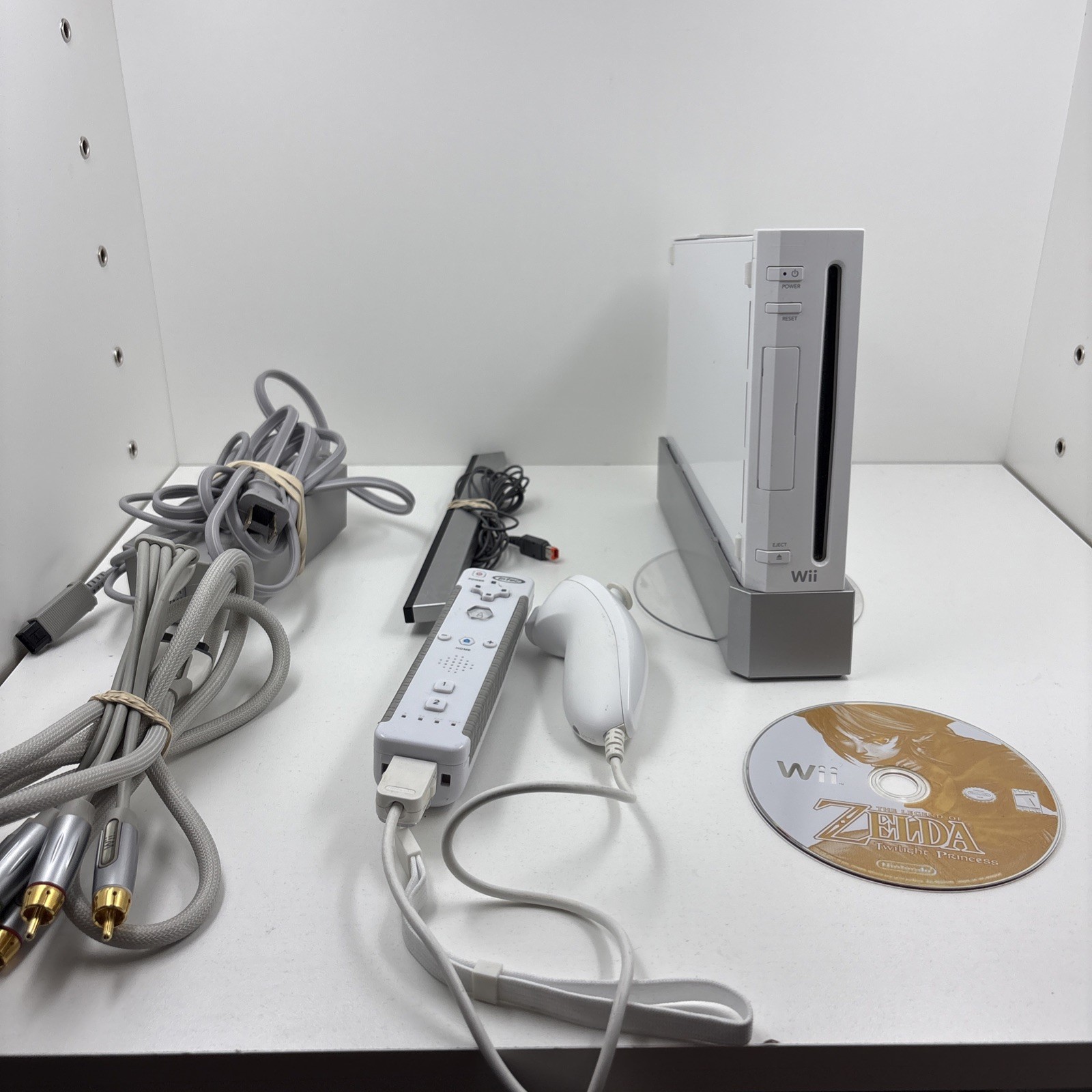Nintendo Wii White Console RVL-001 1 Remote 1 Nunchuk AV AC Cables W/ Zelda Game