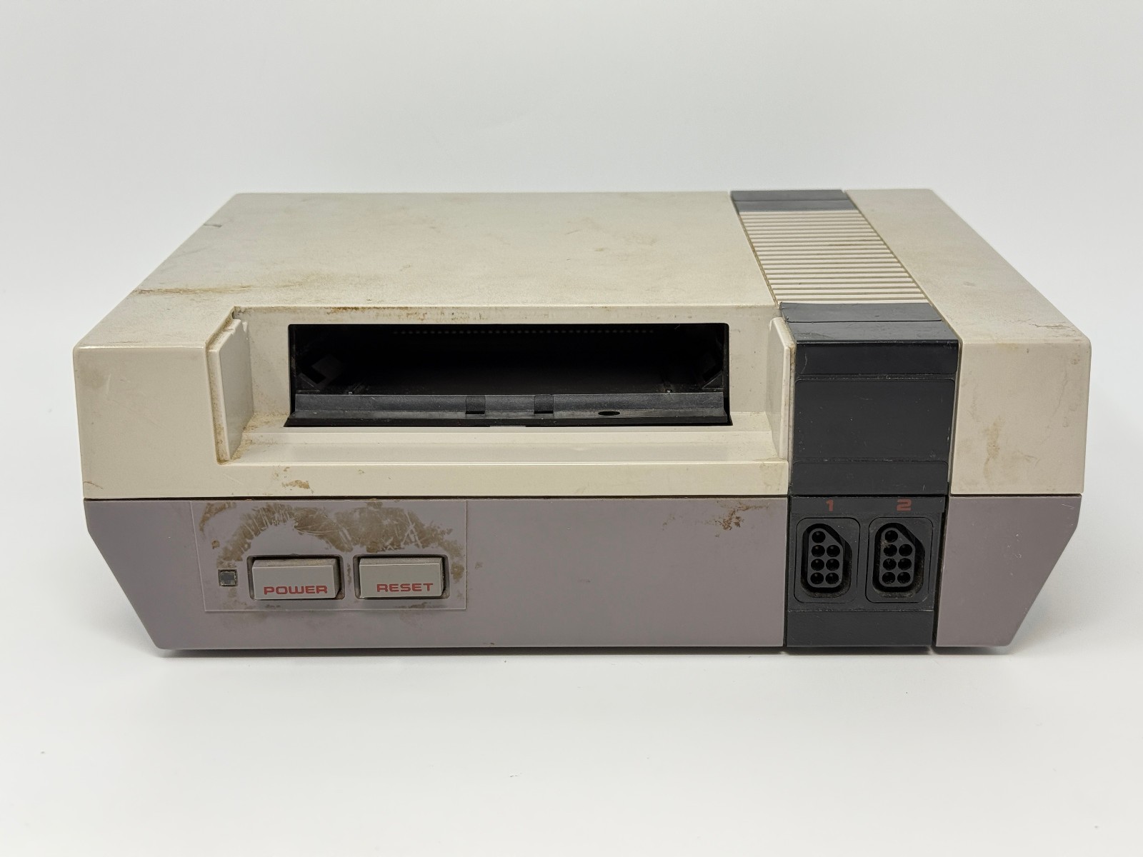 Nintendo NES Console [NES-001] *NO CABLES – POWERS ON – DOESN’T READ GAMES* [4f]