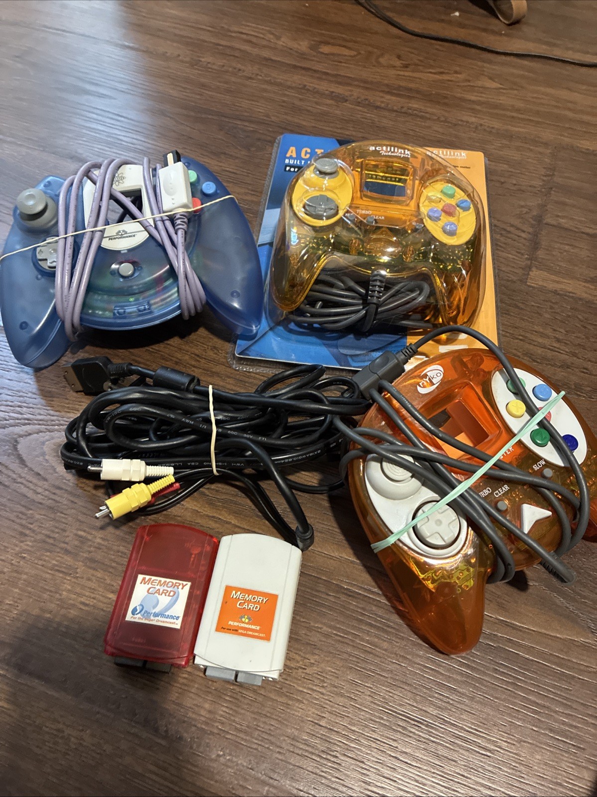 SEGA Dreamcast HKT-3020 With 3 Controllers Cables 2 Memory Cards +Games Tested