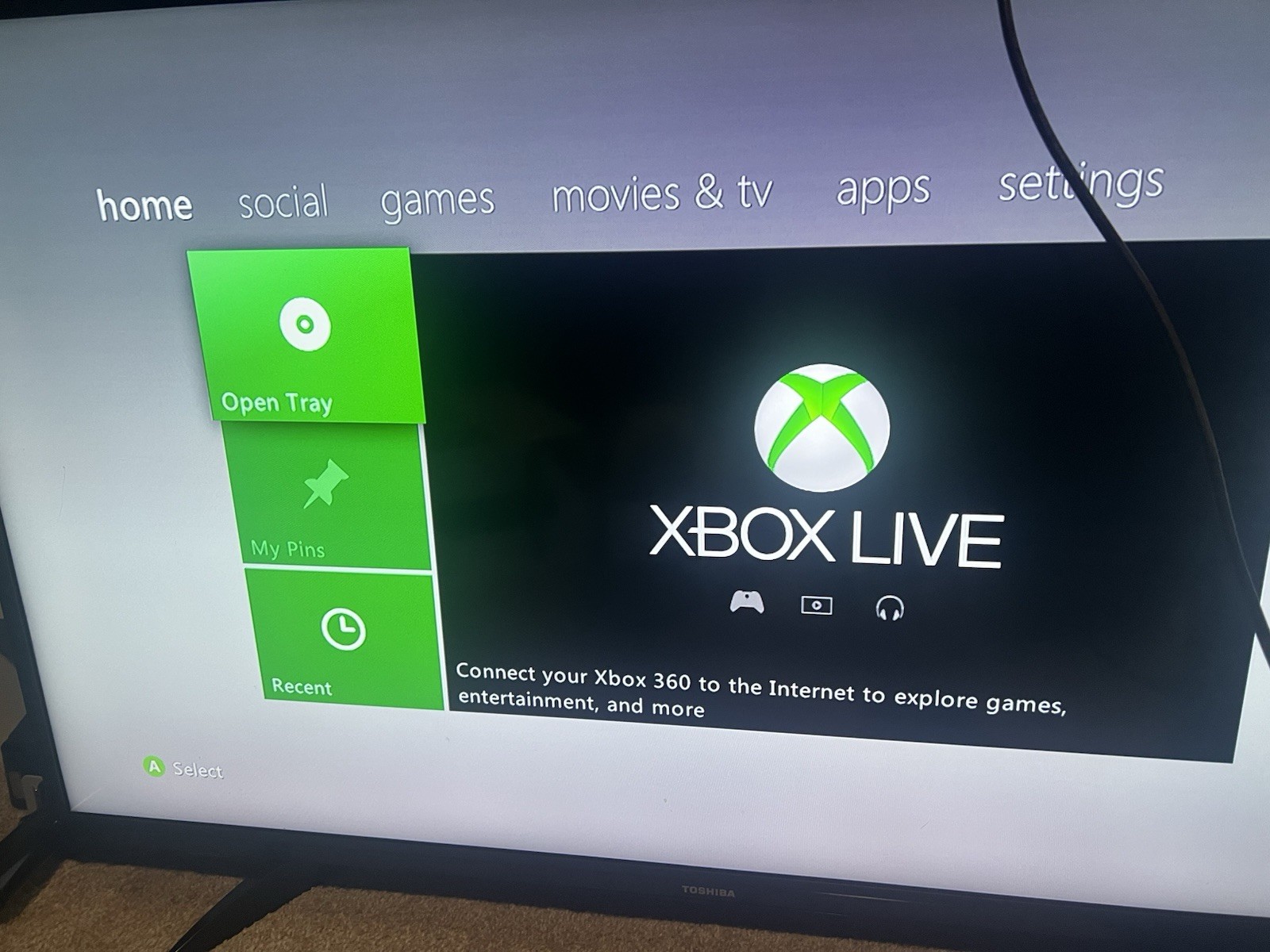 Xbox 360 4GB Console With Kinect Bundle W / Box and 8 Games Clean Tested