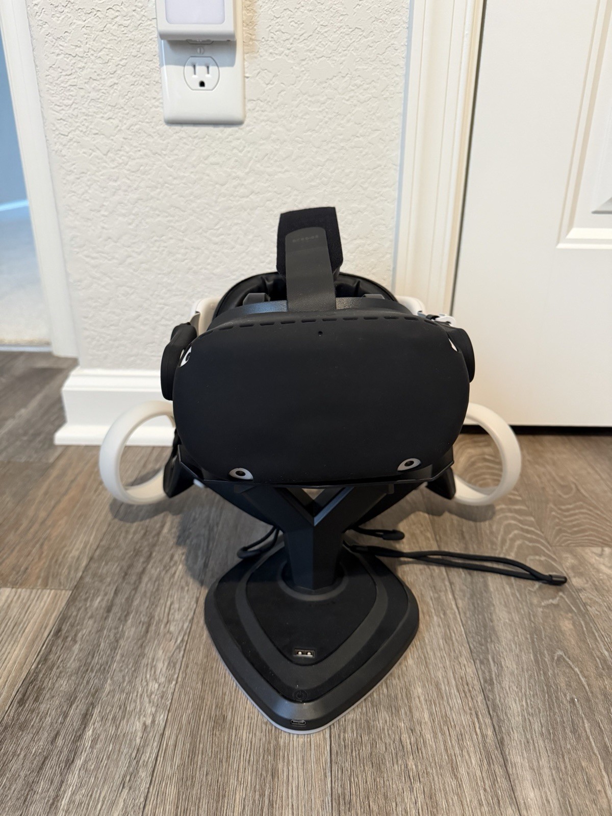 Meta Quest 2 (128GB) + Charging Dock + Carrying Case + Accessories