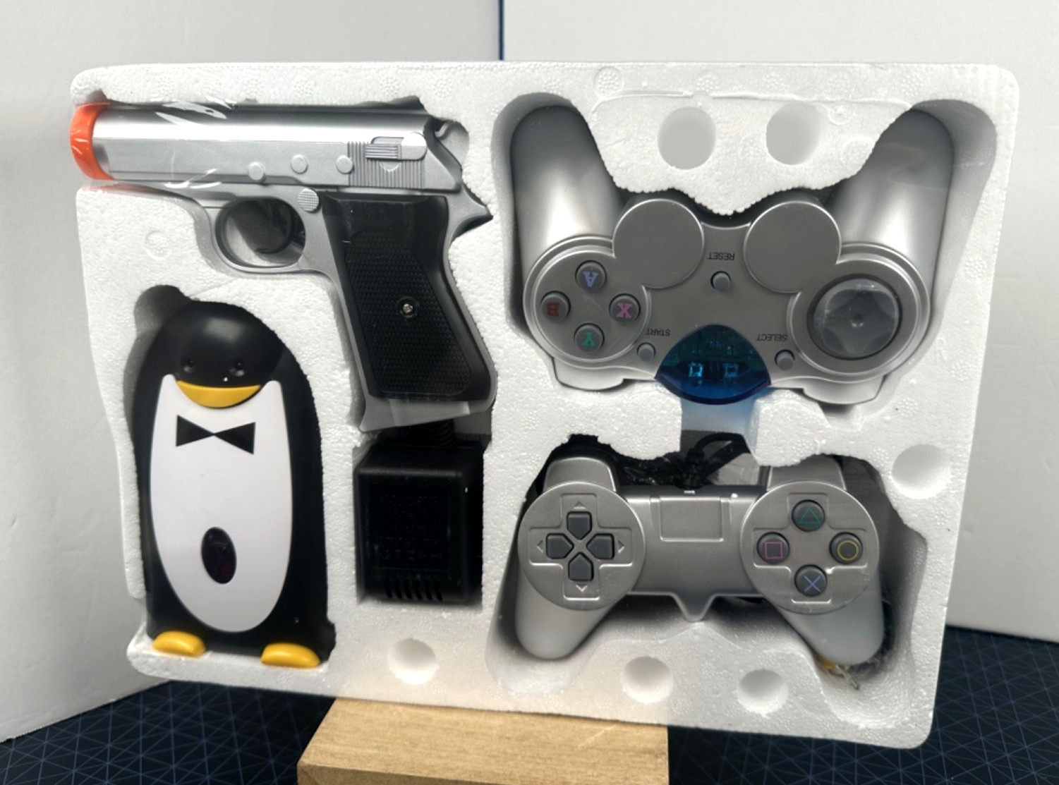 Penguin Powergames Famiclone Console – with Two Controls & Zapper, BRAND NEW!