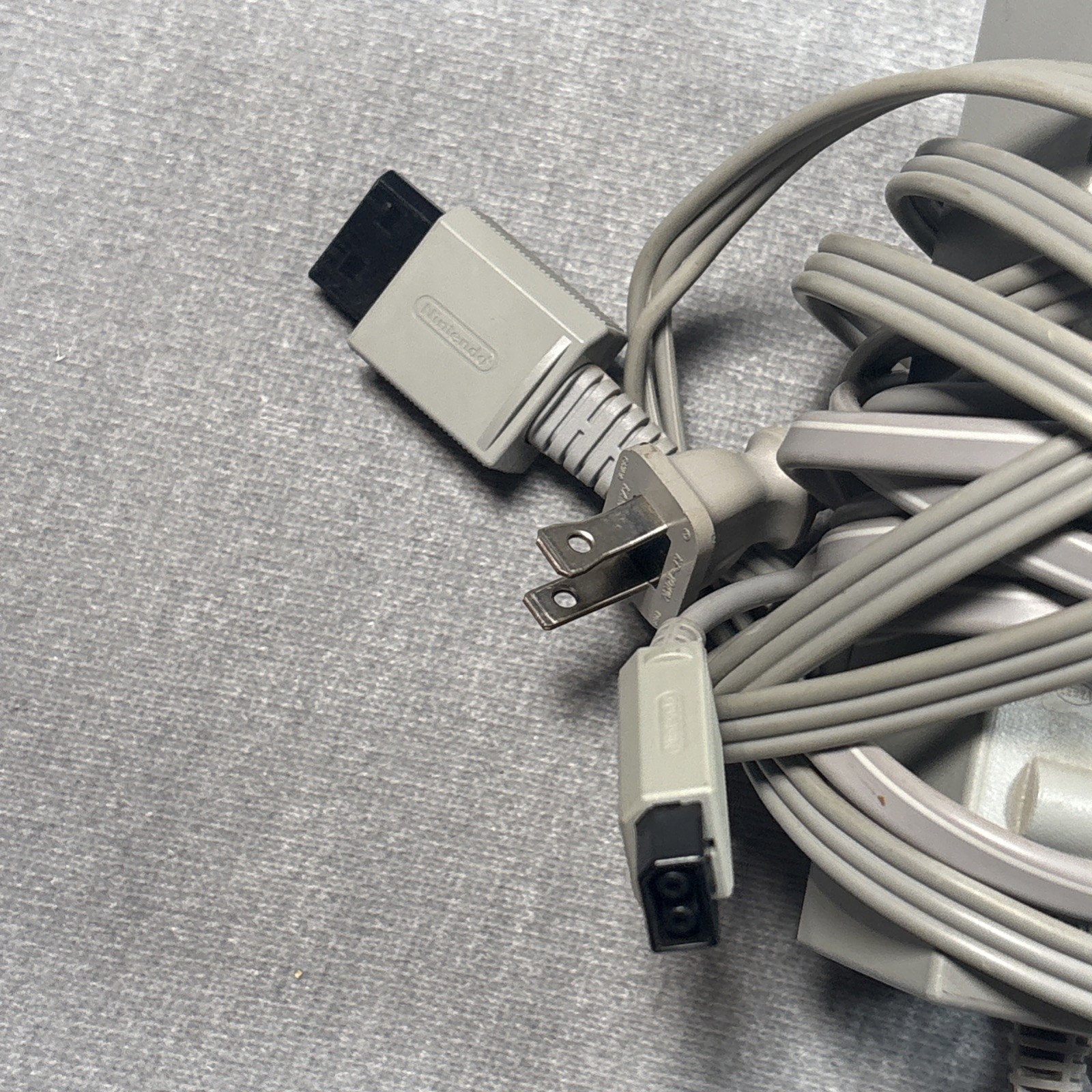 NINTENDO WII CONSOLE With Cables Plus Sensor