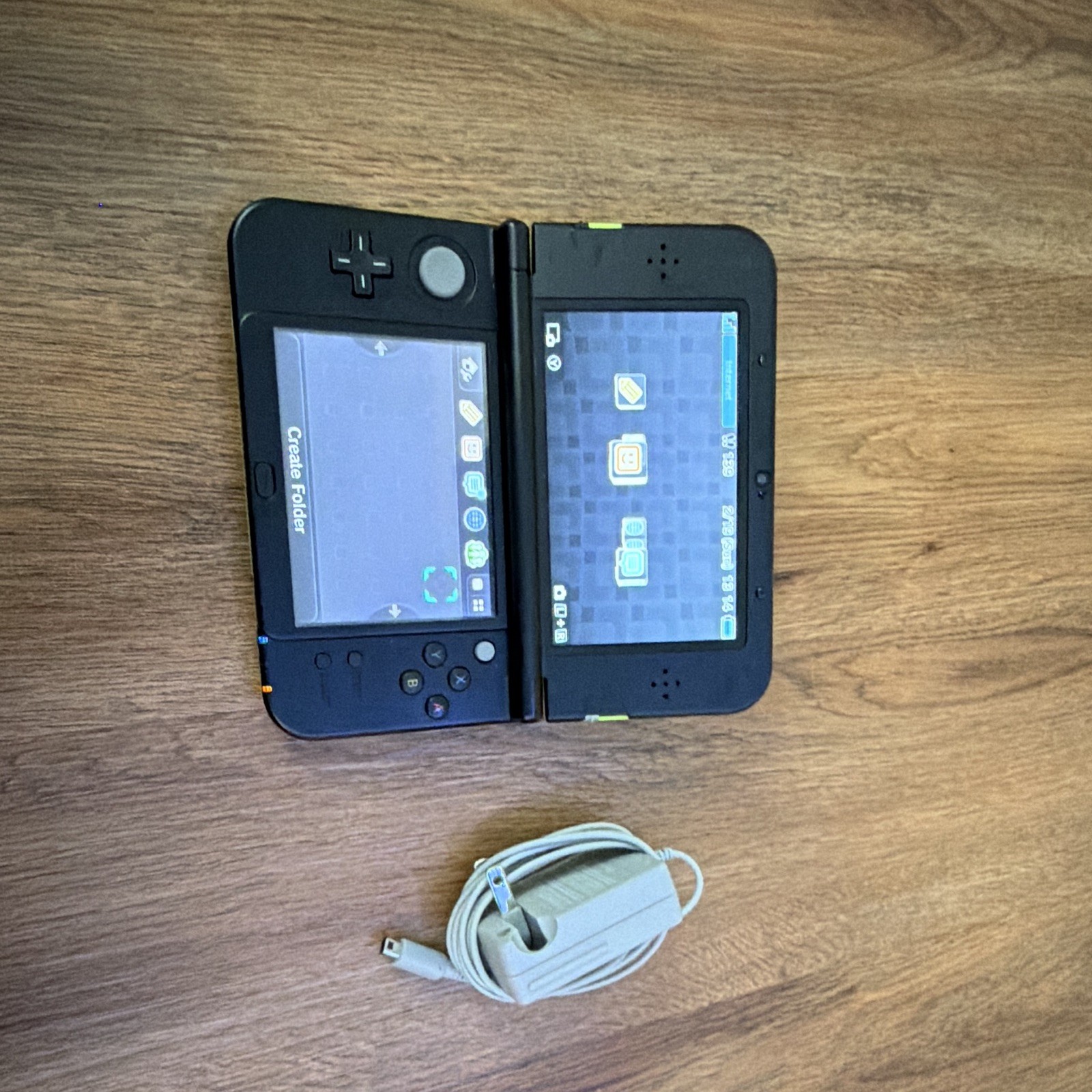 New Nintendo 3DS XL Handheld Console Green/Black w/ Charger EXCELLENT CONDITION